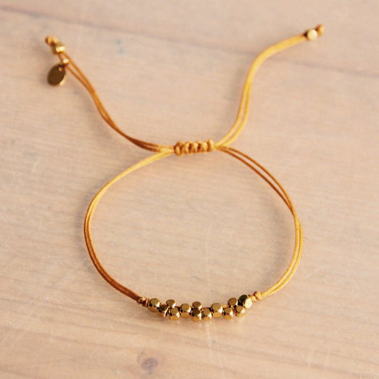 Satijnen armband met goudkleurige blokjes - oranje/goud