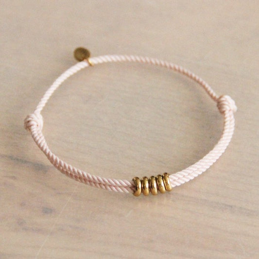 Gedraaid koord armband met ringen- roze/goud