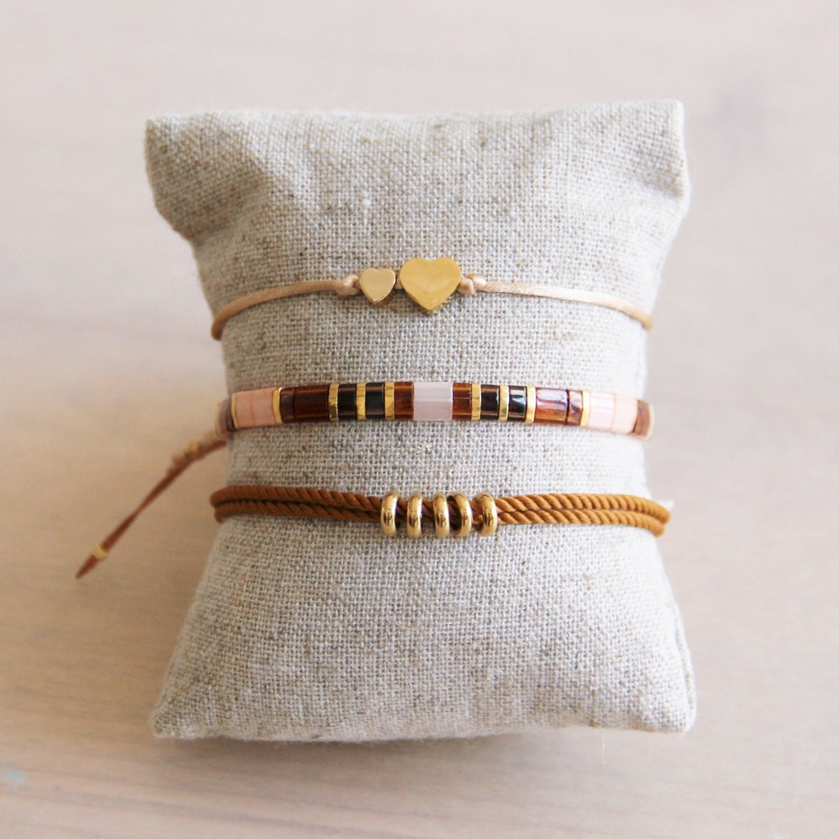 Gedraaid koord armband met ringen- roze/goud