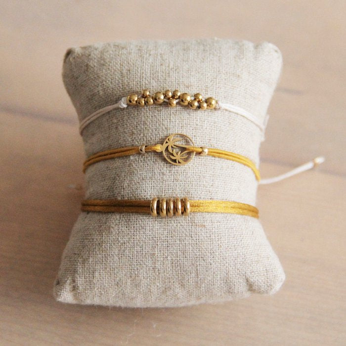 Satijnen armband met gouden kralen- wit